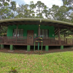 Aula de madera rodeada de naturaleza