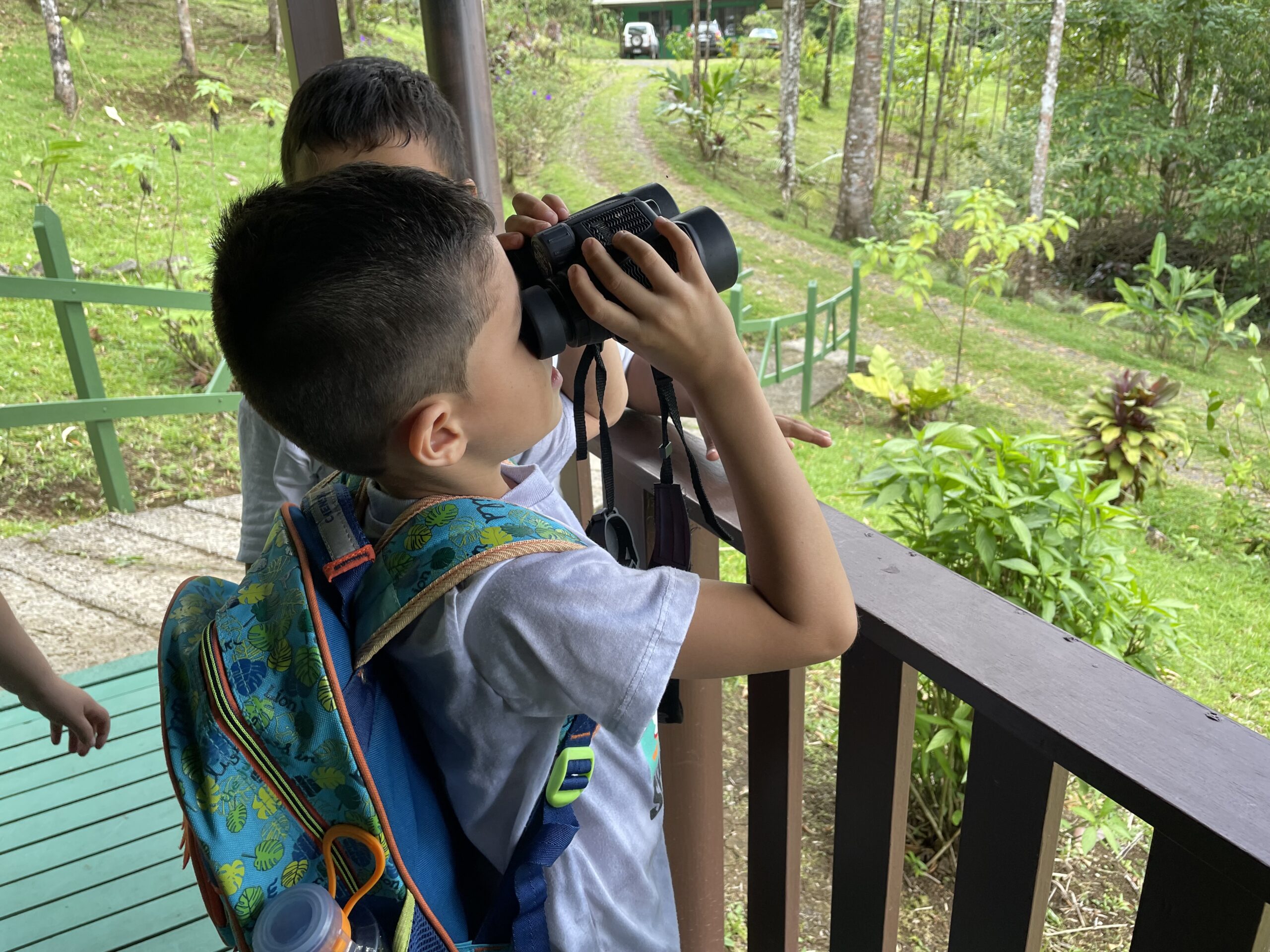 niño usando binoculares